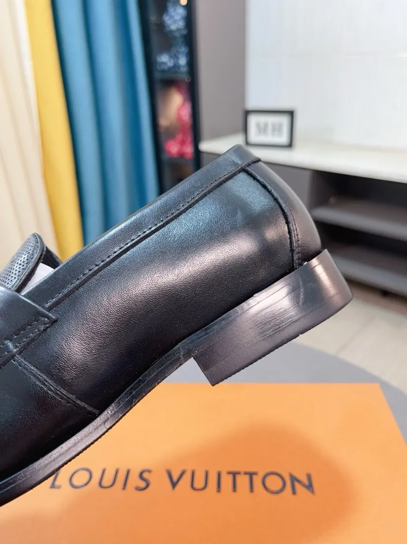 Men's Men's Shoes 💰458🌹🌹Niuli [LV] Louis Vuitton's new open-edge pigskin shoes are the most popular classic. Synchronized with the official website, the upper adopts Italian imported upper embossing➕comfortable cowhide lining, fashionable atmosphere, unique brand and unique craftsmanship. Highlighting the hot style of the new year. Stop hesitating, stop wandering, get it now. Code number: 38--44